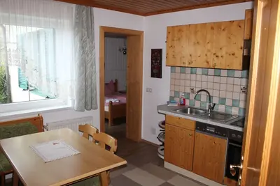 Image de Appartement 'Wohnung 2' avec vue sur les montagnes, terrasse et jardin partagés