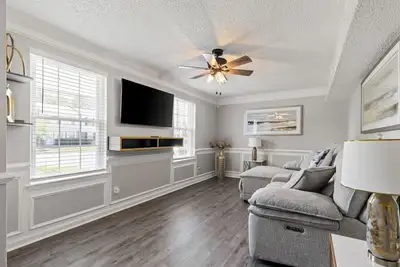 Image de Fly-In Style: Charming Townhome 6 Mins from Ric!
