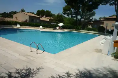 Image de Beau 3 pièces dans domaine gardé avec piscines et tennis