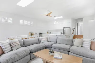 Image de Stylish, private lakeside retreat complete with sparkling inground swimming pool. Sleeps 10.
