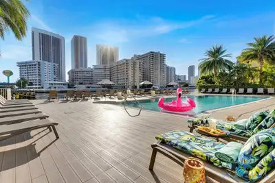 Image de Beautiful 2br, Balcony, Pool, Near Beach & Fun