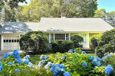 Image de Classic Cape Cod Cottage: Prime Location & Private Association Beach Access