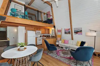 Image de Summit View Treehouse By Destination Big Bear: Pet Friendly! Close to Bear Mtn! Walking Distance to Alpine Zoo!