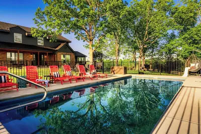 Image de Private Pond, Weddings for up to 100! Pool is open
