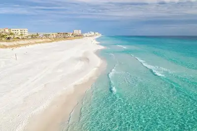 Image de Ratiu Beach House Luxury-3min toPrivateBeach-FreeBikes-Pingpong-Pickleball-Pool