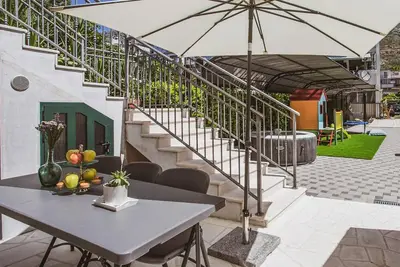 Image de Superbe maison Ă Dugi Rat avec sauna