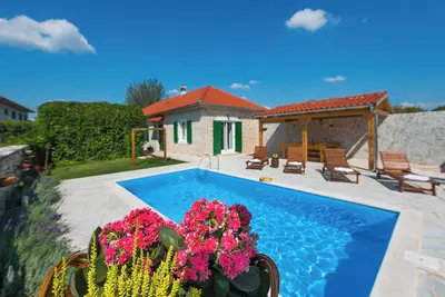 Image de Vacation home Ana with pool in Krka National Park - Ĺ ibenik-Knin County- Croatia