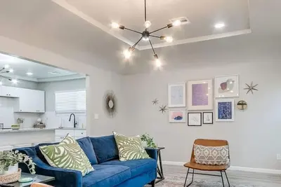 Image de Chic Urban Oasis: 2-Bed Gem