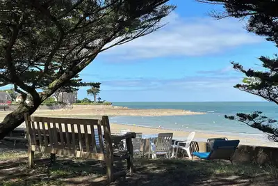 Image de Maison d'architecte devant l'océan, directement sur la plage.