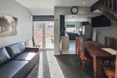 Image de Cosy 4-Bed Home with On-street parking