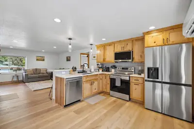 Image de Downtown Loft 203 - half block from lake, restaurants, and shopping