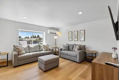 Image de Downtown Loft 205 - half block from lake, restaurants, and shopping