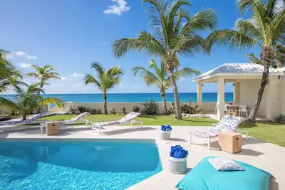 Image de Beach Secrets 3br in Beacon Hill by Personal Villas - Modern Oceanfront Villa