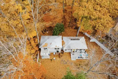 Image de Long Lake Peninsula Traverse City 3br Home. Swim, Kayaks, Lake, Bikes, Ski Crystal