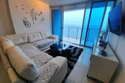 Image de Top-Floor Super Seaview Condo with Balcony - 130 sqm - in Vibrant Panama City