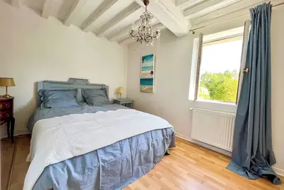 Image de Maison charmante avec jacuzzi et cours d'eau