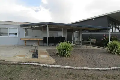 Image de 21-Positioned at the start of Black Point! Excellent sea views! Dog friendly!