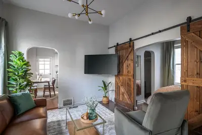 Image de New! Mid-Century Modern Retreat in Little Italy near Cwru and Cleveland Clinic