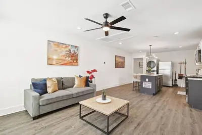 Image de Best of Bishop Arts, 4bd, Yard, Style & Comfort