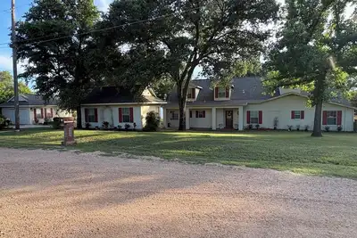 Image de Lakefront family gathering haven. Sleeps 16. Private boat ramp. Boats available!