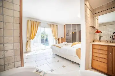 Image de Luxury Home -Villa-Piscine-Jacuzzi-Famille- table de billard