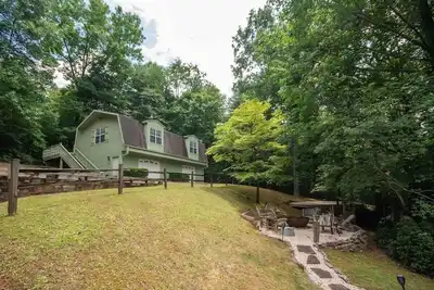 Image de Serene 2br Retreat with Hot Tub, Fire Pit & Yoga