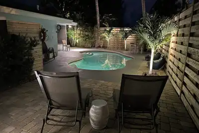 Image de Less than 7 minute walk to Siesta Key Beach.