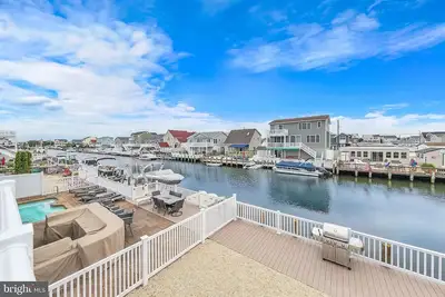 Image de Cozy Waterfront 4-bedroom house in Beach Haven West - New to the Market! !