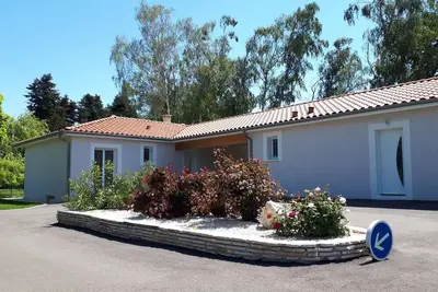 Image de Gîte 6 pers, spacieux dans un environnement calme et verdoyant.
