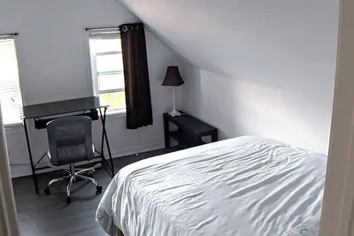Image de 2 Bedrooms + Den, 3 mins walk from downtown and the lake