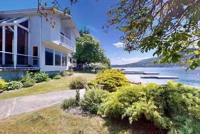 Image de Lakefront home w/ private dock, buoy, fire pit, deck, Bbq, WiFi & enclosed yard