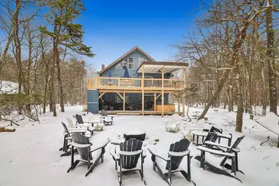 Image de Luxury Oasis Minutes to Skiing! HotTub-FirePlace-PoolTable-Firepit