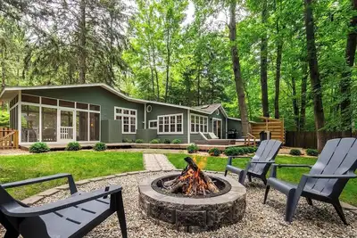 Image de Boho Cottage in the woods with tranquil sun room!
