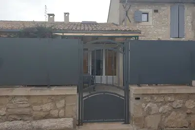 Image de Appartement en rez-de-chaussée avec une cour fermée : Lou Dormidou d'Eleno!
