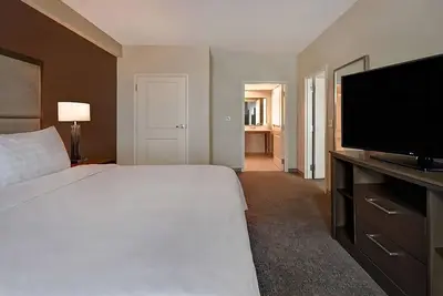 Image de Comfort and Style! 2 Spacious Units, Free Breakfast, Full Kitchen, Outdoor Pool!