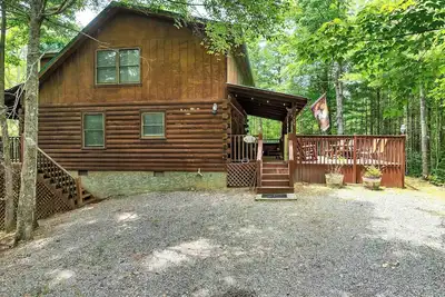 Image de Mountain Retreat with 2 Kings, Loft with Pool Table, Wifi, and minutes from Pf