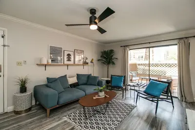 Image de Stylish Old Town 2 bdrm ground floor Condo