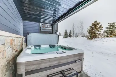 Image de Spacious 4-bedroom townhome w/ hot tub & 7 miles to skiing!