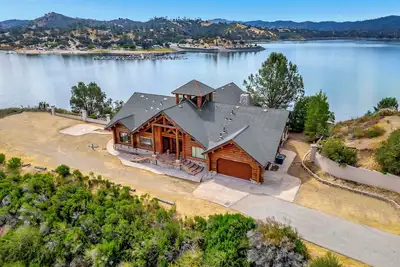 Image de Secluded 4 Bedroom Log House on Lake Nacimiento w/ Private Lake Access and Dock