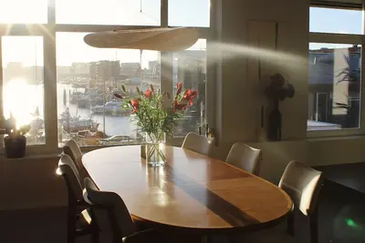 Image de Design house overlooking harbor, 5-minute walk from the beach