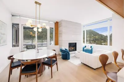 Image de Waterfront Sub-Penthouse with Private Hot Tub and Water Views!