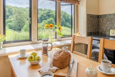 Image de Lakeside Cottage, Cranham, Near Cheltenham - sleeps 4 guests in 2 bedrooms
