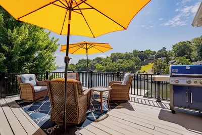 Image de Captain's Quarters, Stylish Lakefront Home, private dock with two slips, 3 bedrooms and 3 bathrooms