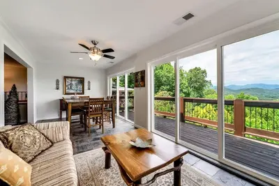 Mountain View 4br Home with Fireplace & Ping Pong