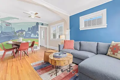 Image de Midway Marvel: Central Location, Walk to Light Rail, Fast WiFi, Free Parking