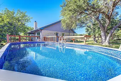 Image de Hill country compound! Two 4 Bdrm Homes with Pools On 8 Acres Riverfront