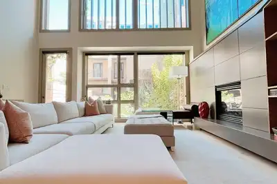 Image de Luxe 4 Bed tower house w parking. Walk to museums, Conv Center, shops & cafes!