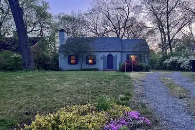 Image de Riverside Retreat: cozy home in close proximity to Notre Dame! Sleeps 6!