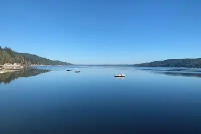 Image de Enjoyable house with WiFi in Hood Canal beach front.