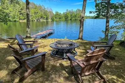 Image de Pontoon Rental • Lakefront Stay with Bonfire